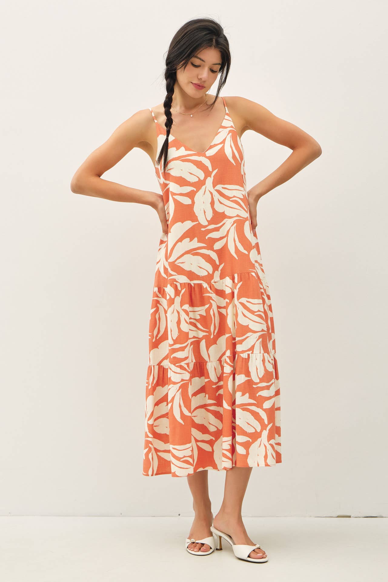 TROPICAL PRINTED MIDI DRESS W/ TIERED SKIRT: CORAL / S