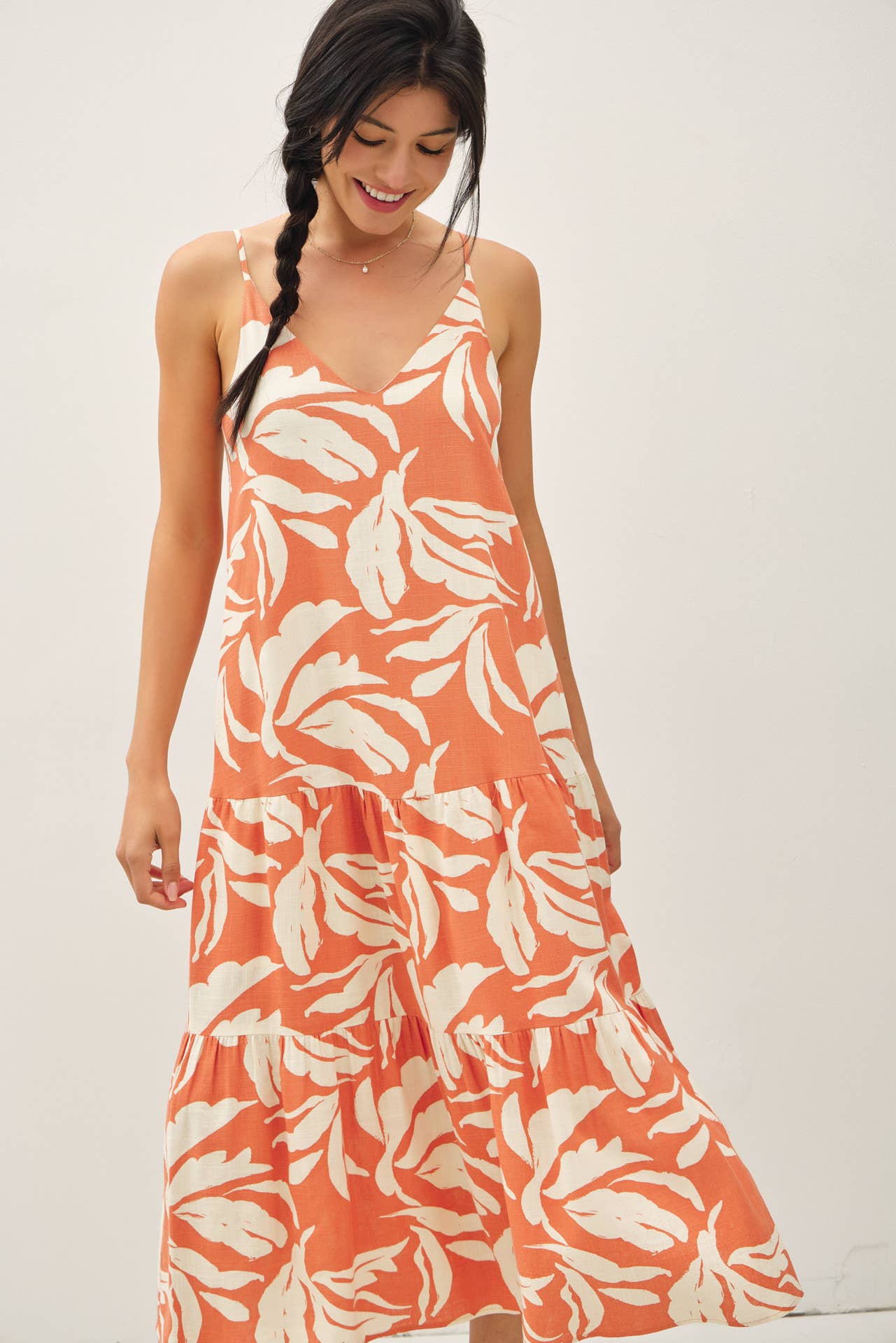 TROPICAL PRINTED MIDI DRESS W/ TIERED SKIRT: CORAL / M